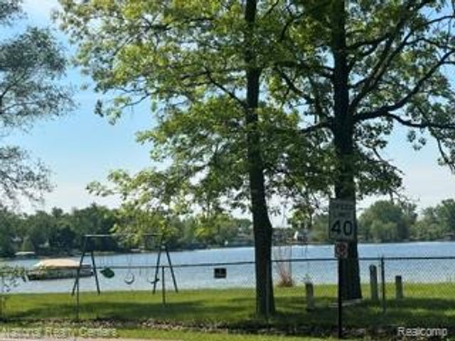 20 Crescent Lake Road, Waterford Charter Township, MI 48327