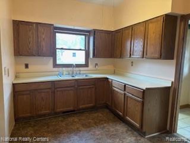 20 Crescent Lake Road, Waterford Charter Township, MI 48327