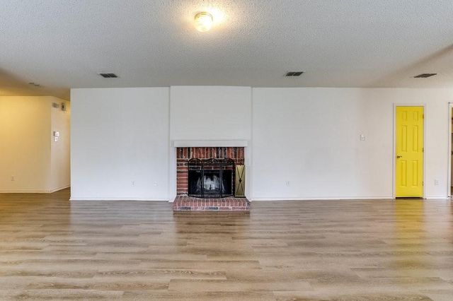 638 Silvertop Road, Arlington, TX 76002