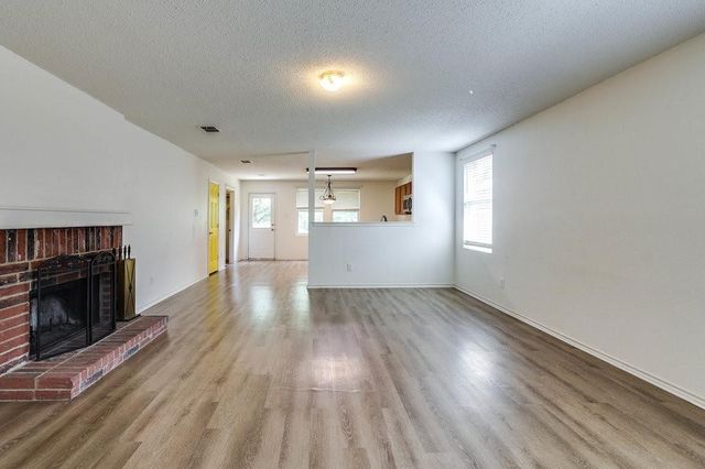 638 Silvertop Road, Arlington, TX 76002
