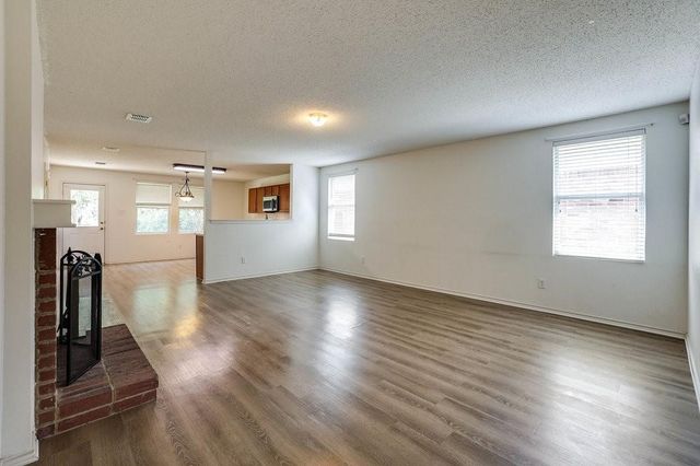 638 Silvertop Road, Arlington, TX 76002