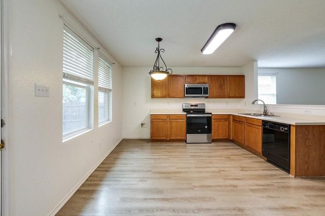 638 Silvertop Road, Arlington, TX 76002