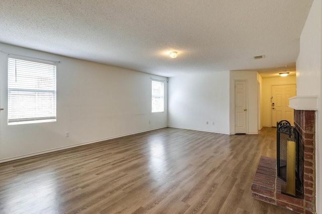 638 Silvertop Road, Arlington, TX 76002