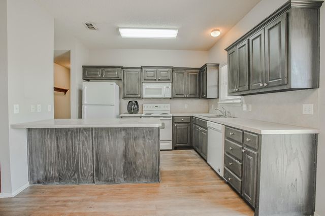 512 N Dover Avenue, Lubbock, TX 79416