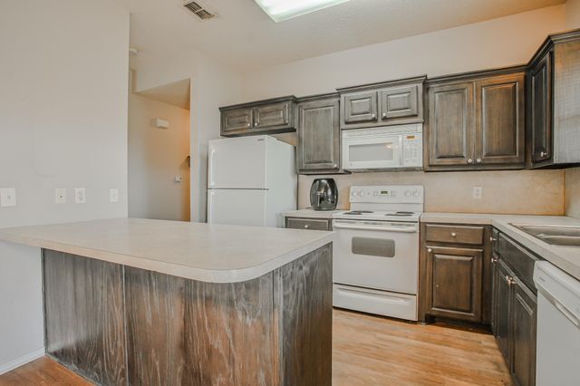 512 N Dover Avenue, Lubbock, TX 79416