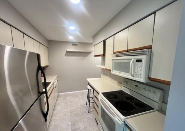 106-B CYPRESS POINT CIR, Mount Laurel, NJ 08054
