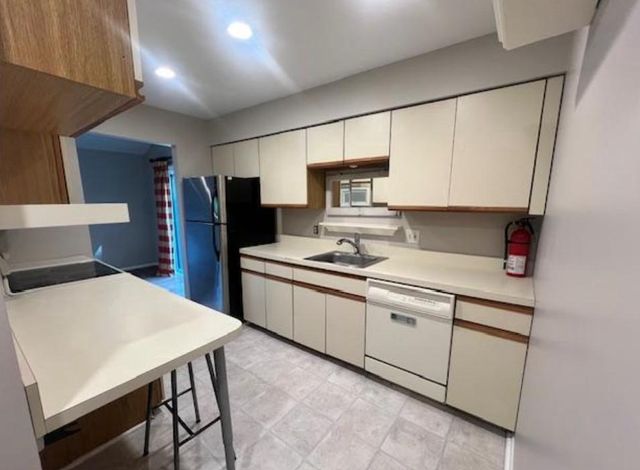 106-B CYPRESS POINT CIR, Mount Laurel, NJ 08054
