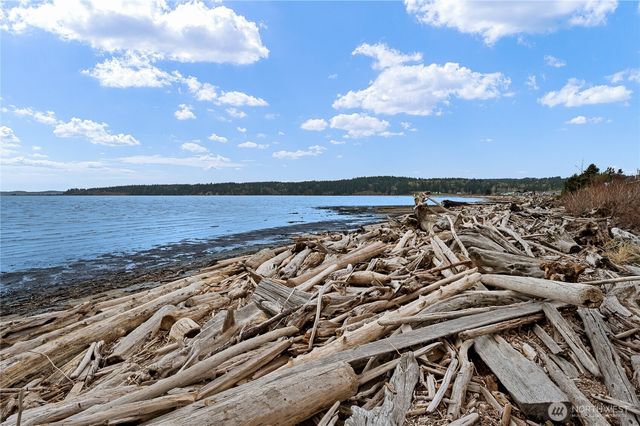 801 Livingston Bay Shore Drive, Camano Island, WA 98282