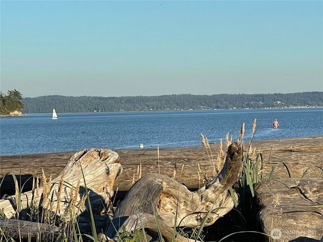 801 Livingston Bay Shore Drive, Camano Island, WA 98282
