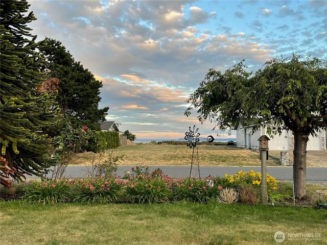801 Livingston Bay Shore Drive, Camano Island, WA 98282