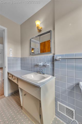 6725 Elizabeth Street, Garden City, MI 48135