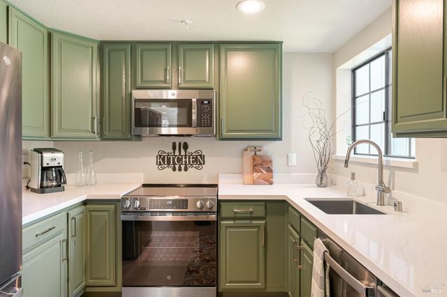 194 Pelican Ln, Novato, CA 94949
