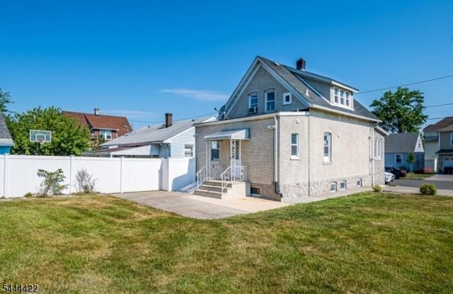 43 Saint Ann St, Carteret Boro, NJ 07008