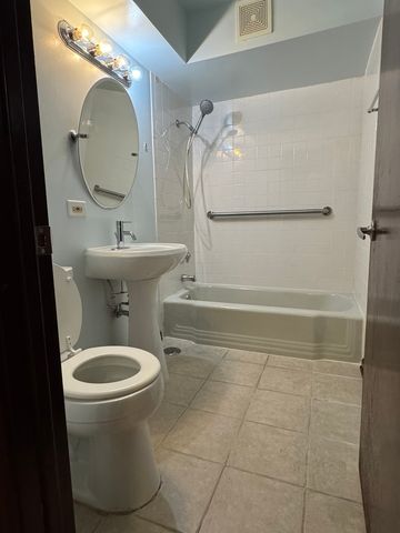 914 N Austin Boulevard B4, Oak Park, IL 60302