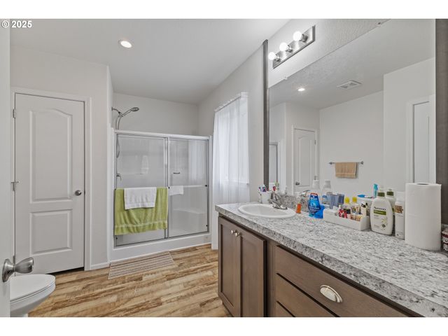 1873 E CEDAR St, Myrtle Point, OR 97458