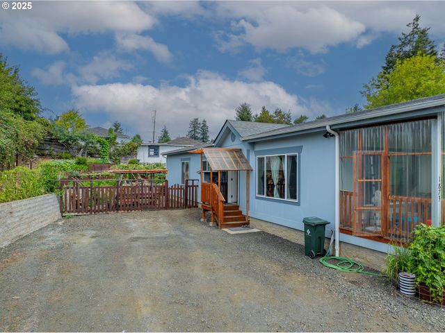 1873 E CEDAR St, Myrtle Point, OR 97458