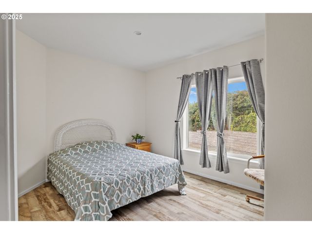 1873 E CEDAR St, Myrtle Point, OR 97458