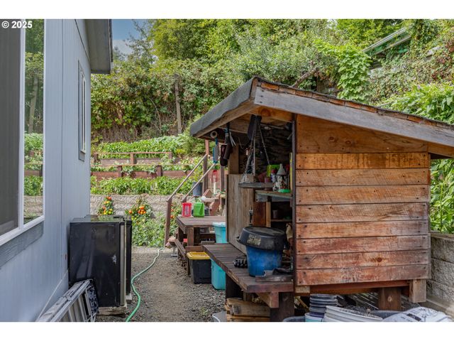 1873 E CEDAR St, Myrtle Point, OR 97458