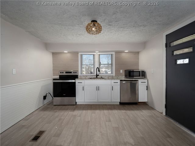 3135 Virginia Avenue, Hurricane, WV 25526