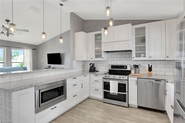 2480 Bayshore DR, Matlacha, FL 33993