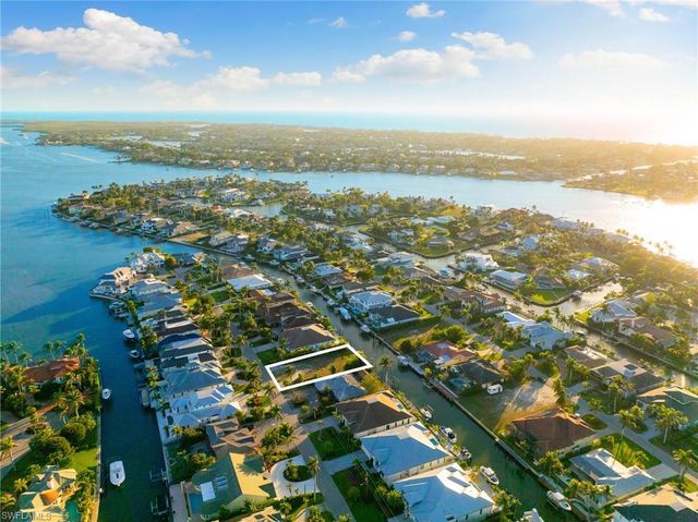 2165 Tarpon RD, Naples, FL 34102