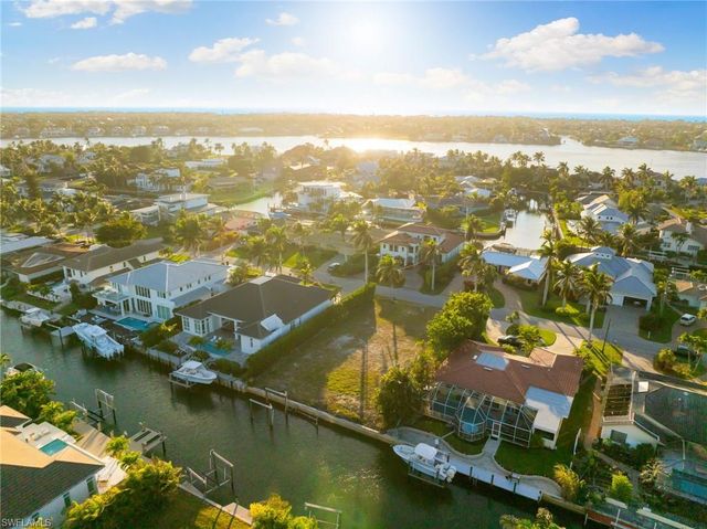 2165 Tarpon RD, Naples, FL 34102