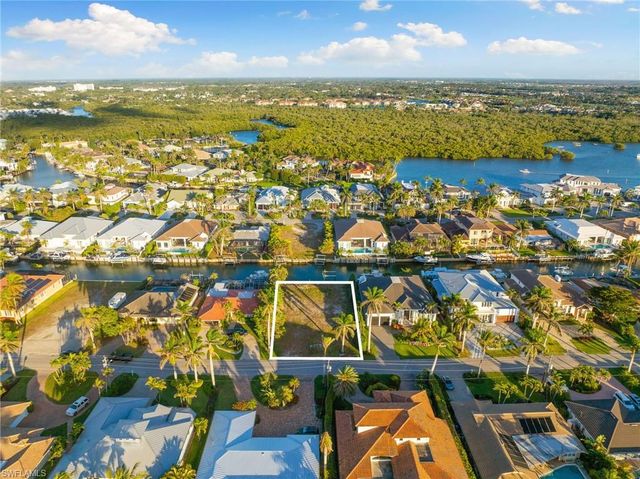 2165 Tarpon RD, Naples, FL 34102