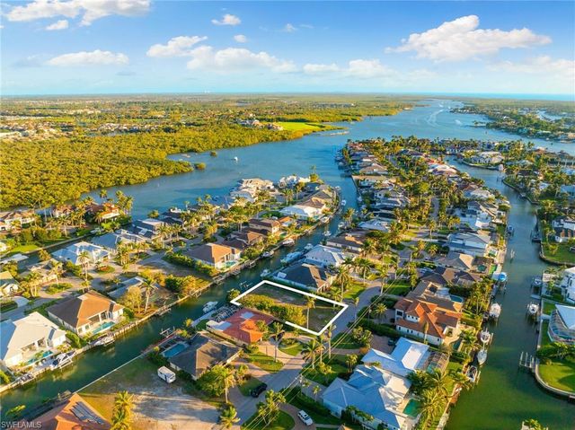 2165 Tarpon RD, Naples, FL 34102