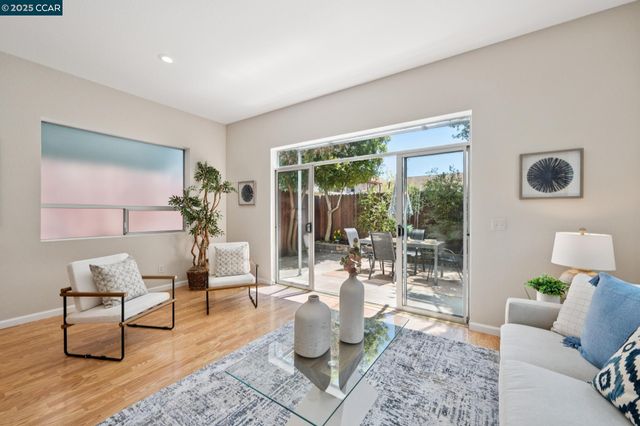 1017 45Th St, Emeryville, CA 94608