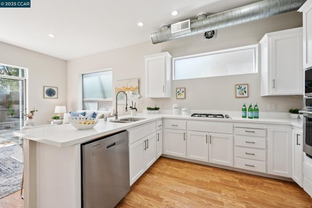 1017 45Th St, Emeryville, CA 94608