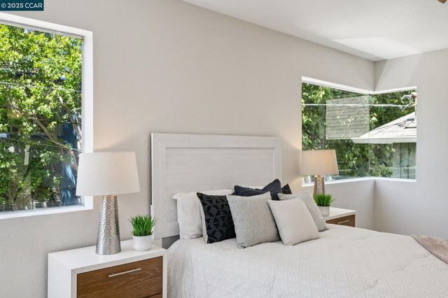 1017 45Th St, Emeryville, CA 94608