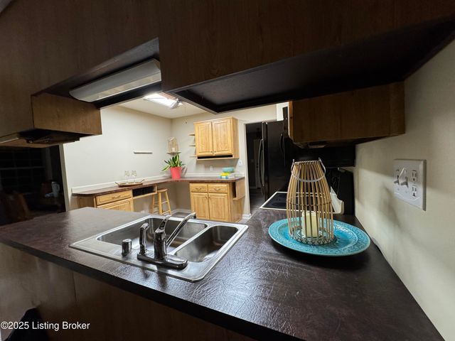 1305 Pollitt Ct, Louisville, KY 40223