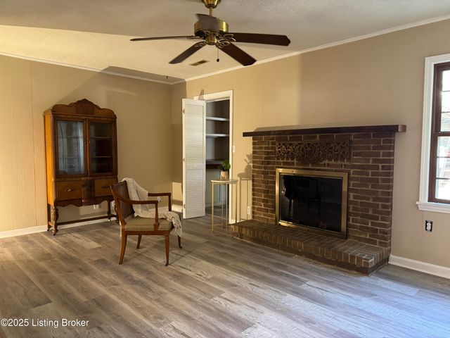 1305 Pollitt Ct, Louisville, KY 40223