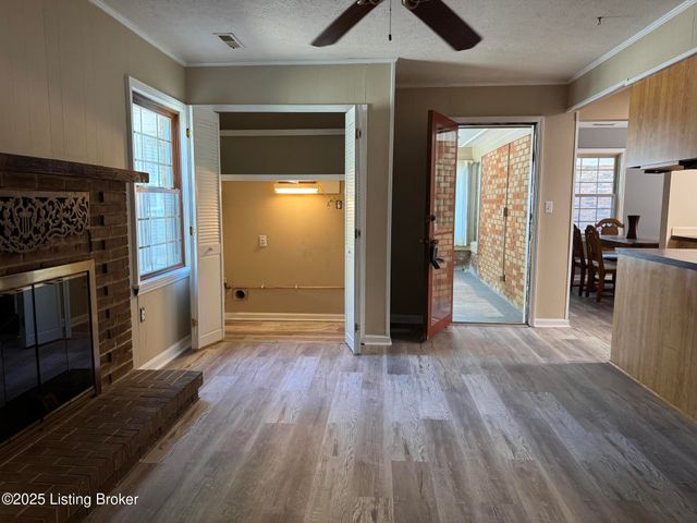 1305 Pollitt Ct, Louisville, KY 40223