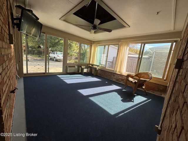 1305 Pollitt Ct, Louisville, KY 40223