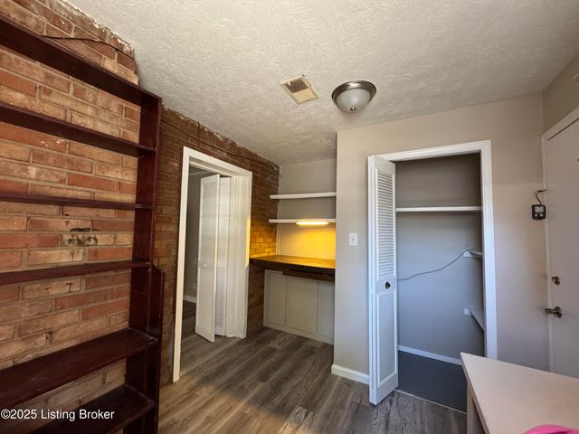 1305 Pollitt Ct, Louisville, KY 40223