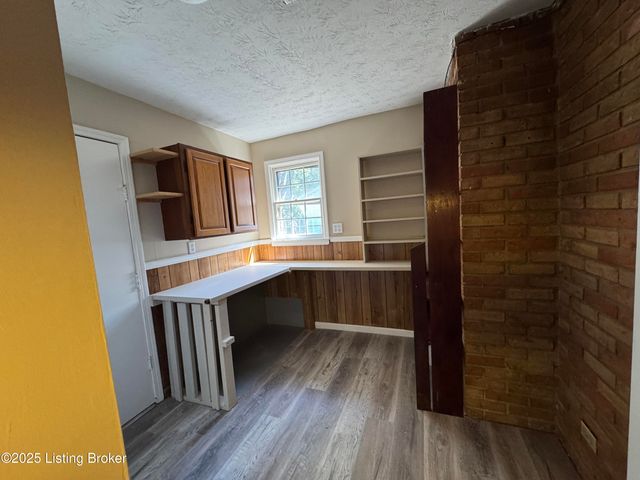 1305 Pollitt Ct, Louisville, KY 40223