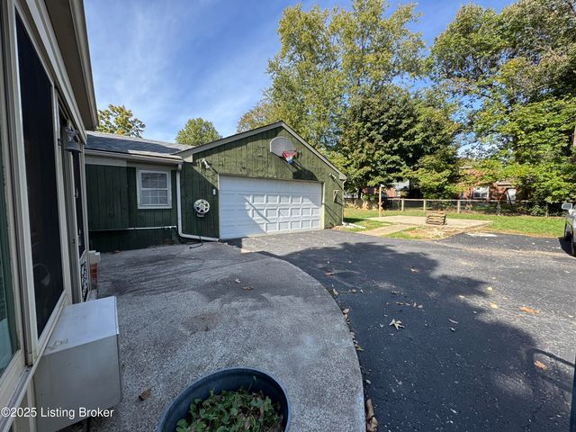 1305 Pollitt Ct, Louisville, KY 40223