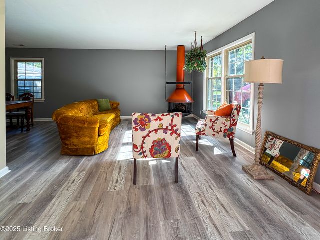 1305 Pollitt Ct, Louisville, KY 40223