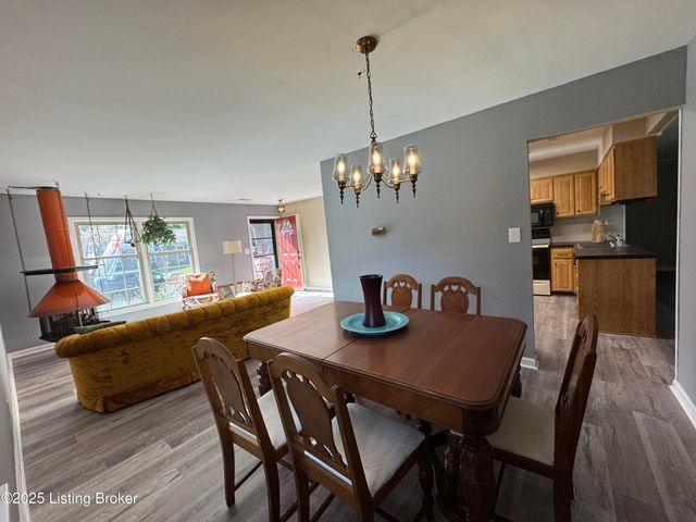 1305 Pollitt Ct, Louisville, KY 40223