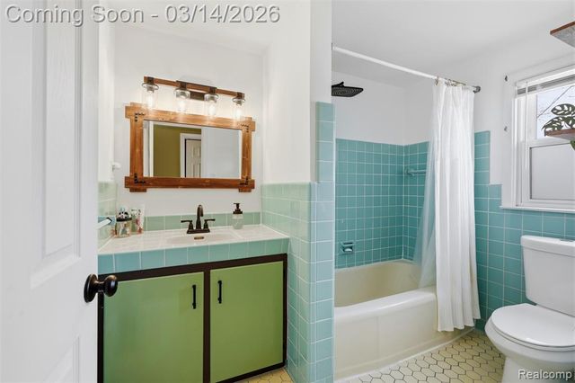 2211 Crooks Road, Royal Oak, MI 48073