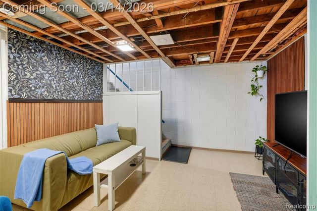 2211 Crooks Road, Royal Oak, MI 48073