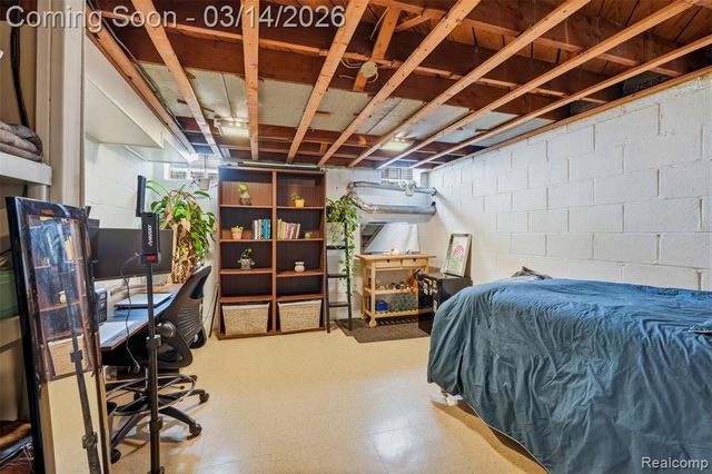 2211 Crooks Road, Royal Oak, MI 48073