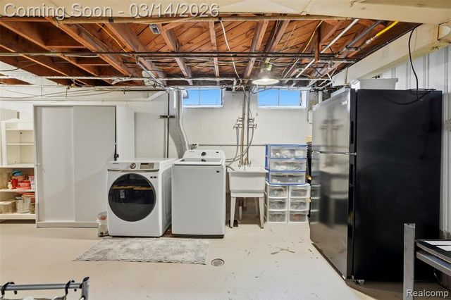 2211 Crooks Road, Royal Oak, MI 48073