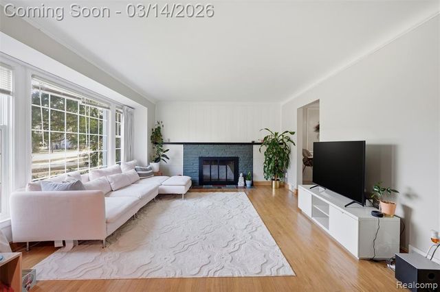 2211 Crooks Road, Royal Oak, MI 48073