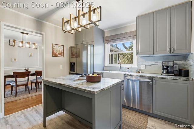 2211 Crooks Road, Royal Oak, MI 48073