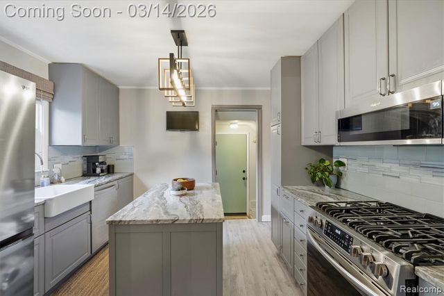 2211 Crooks Road, Royal Oak, MI 48073