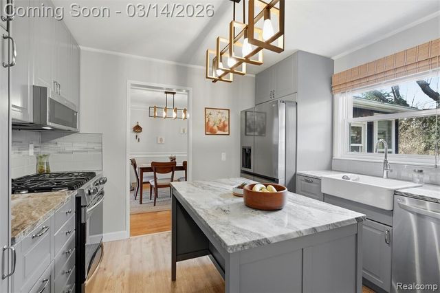 2211 Crooks Road, Royal Oak, MI 48073