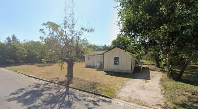 904 E Austin ST, Luling, TX 78648