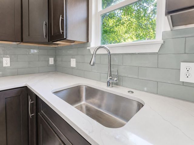 904 E Austin ST, Luling, TX 78648